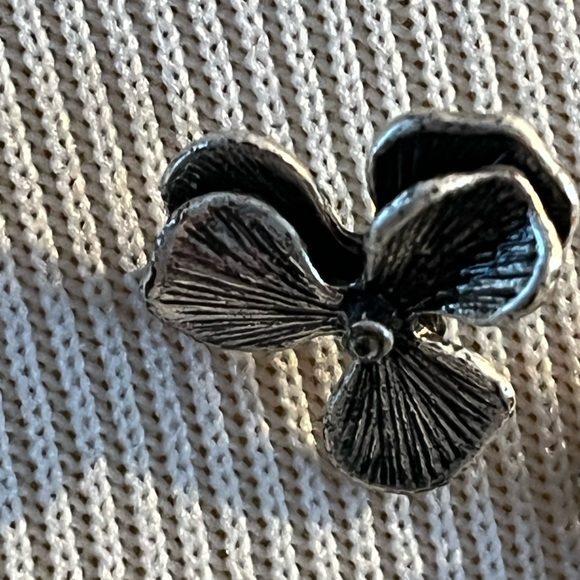 Gorgeous silver Fossil earrings.  These are a lovely pair of earrings earrings.. - Picture 7 of 11